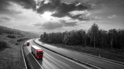 Lkws auf autobahn mit sonnenschein preview Lo Res