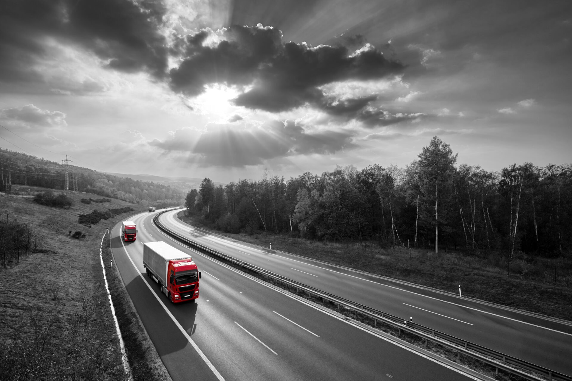 Lkws auf autobahn mit sonnenschein